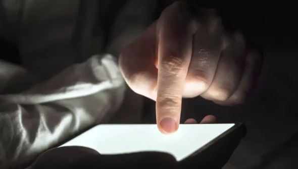 Conteúdos falsos criados com IA mais que triplicam entre 2024 e 2025