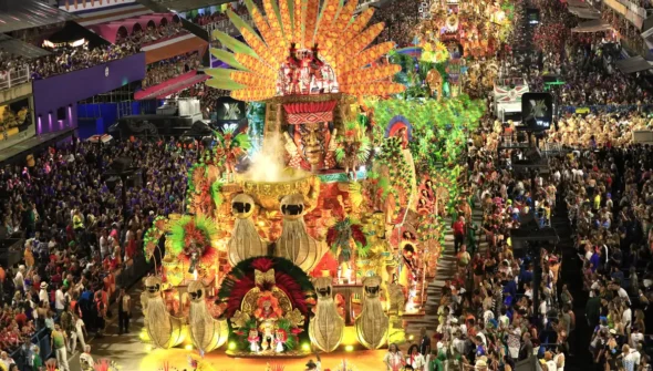 Princípio de incêndio atinge barracão da Grande Rio