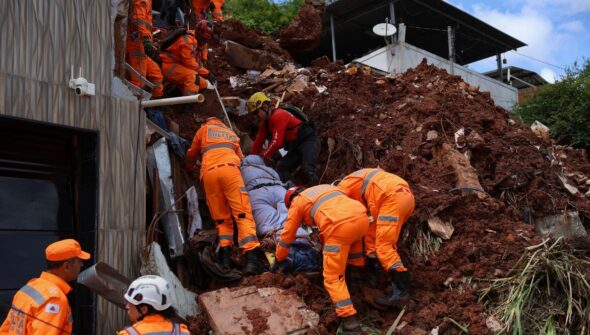 Chuva mata 55 pessoas e mobiliza oito frentes de resgate em Minas
