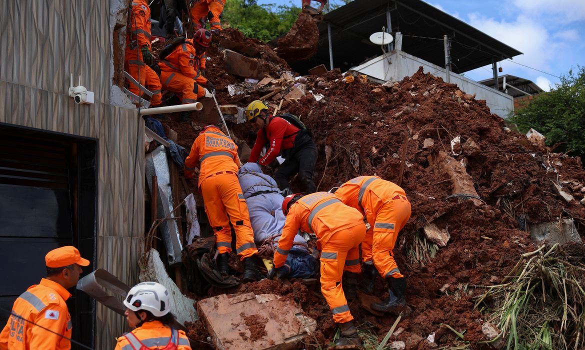 OAB Barro Preto - Chuva mata 55 pessoas e mobiliza oito frentes de resgate em Minas