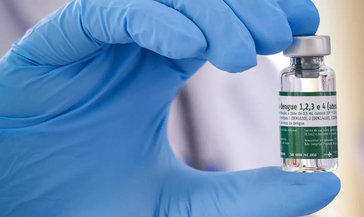 OAB Barro Preto - Começa vacinação de 1,2 milhão de profissionais de saúde contra dengue