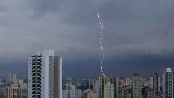 Chuva em SP provoca alagamentos e deixa zona leste em estado de alerta