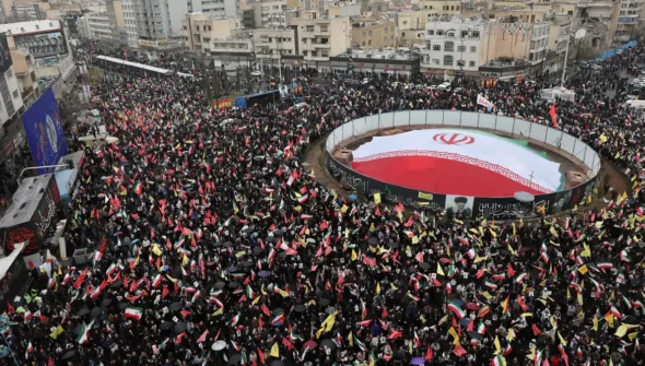Sob bombas, multidões vão às ruas no Irã em apoio aos palestinos