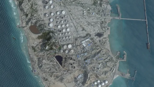 Irã incendeia petroleiro gigante perto de Dubai após alertas de Trump