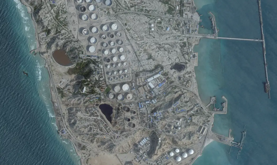 OAB Barro Preto - Irã incendeia petroleiro gigante perto de Dubai após alertas de Trump