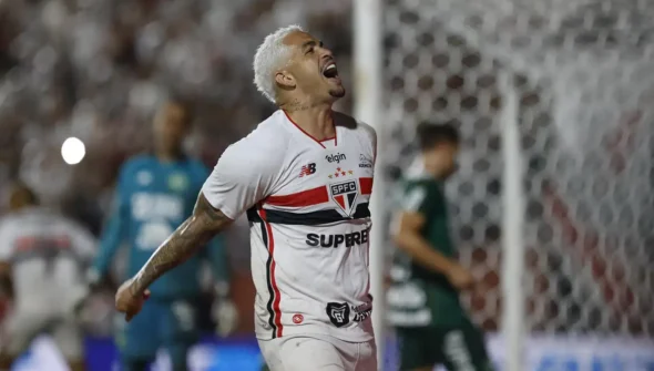 São Paulo vence Chapecoense e assume liderança isolada do Brasileiro