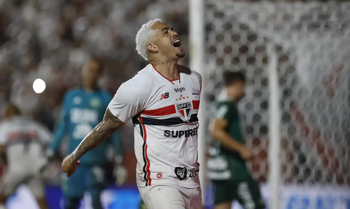 OAB Barro Preto - São Paulo vence Chapecoense e assume liderança isolada do Brasileiro