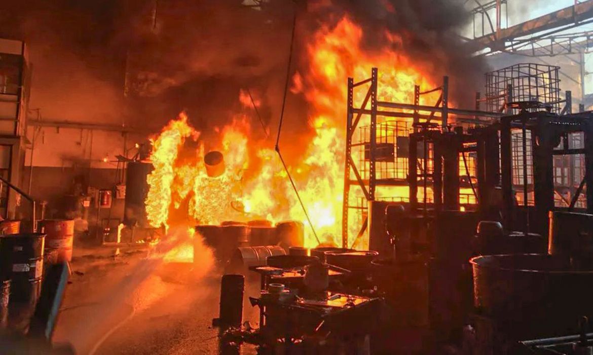 OAB Barro Preto - Grande incêndio atinge distribuidora de tintas em Diadema (SP)