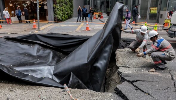 Explosão abre grande buraco na Rua da Consolação em São Paulo