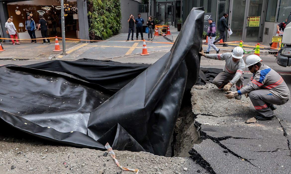 OAB Barro Preto - Explosão abre grande buraco na Rua da Consolação em São Paulo