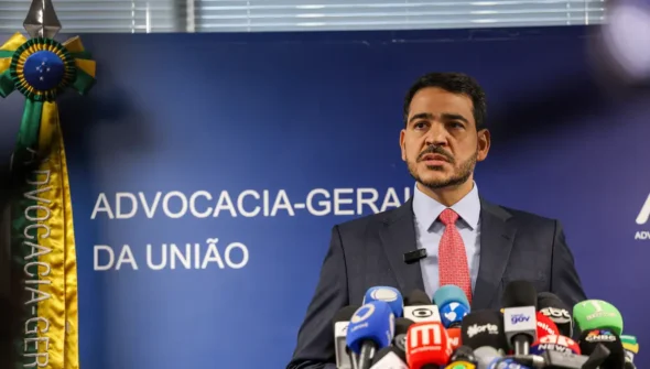 Senador apresenta relatório favorável à indicação de Messias ao STF