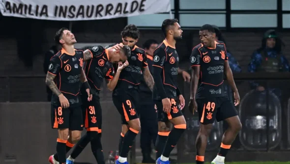 Corinthians derrota Platense na Libertadores na estreia de Diniz
