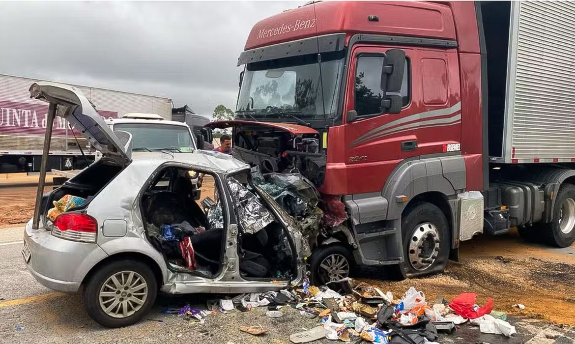 OAB Barro Preto - Seis pessoas da mesma família morrem em acidente na BR-251 em MG