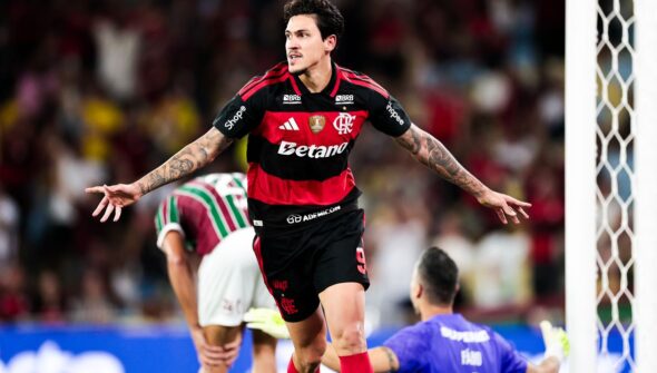 Com dois gols de Pedro, Flamengo vence Fluminense pelo Brasileirão