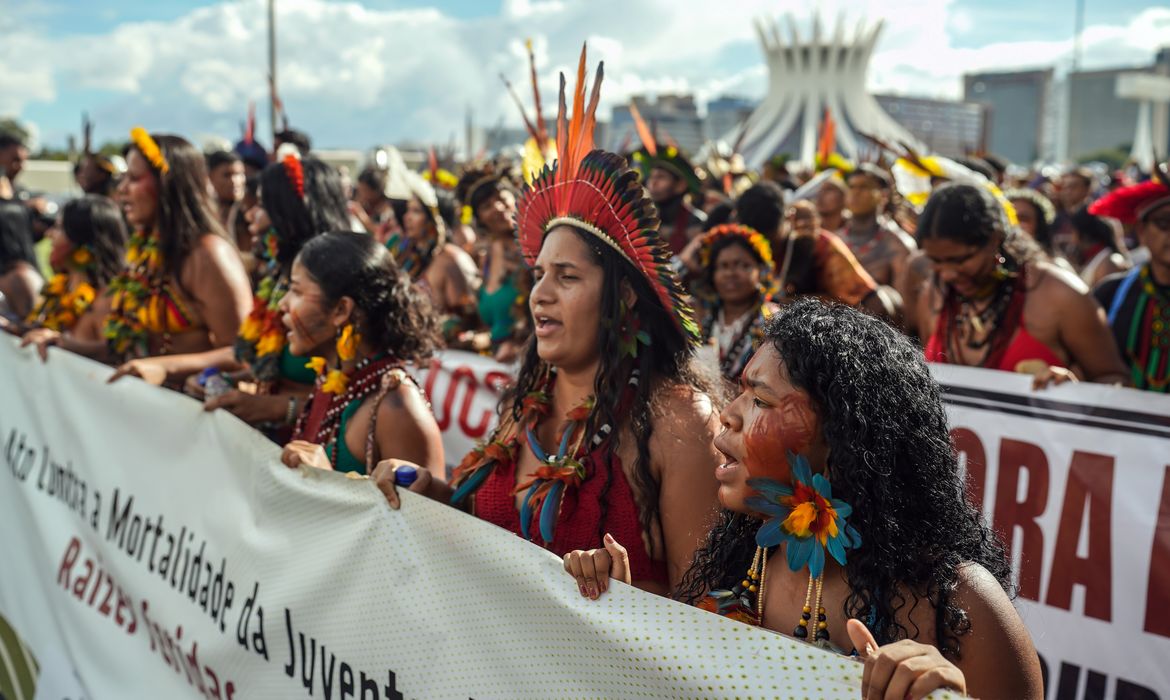 OAB Barro Preto - Em marcha, indígenas revelam orgulho de erguer faixas e bandeiras