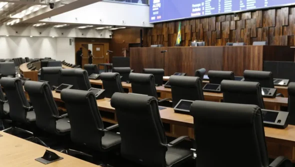 Proposições legislativas sobre IA favorecem controle e vigilância