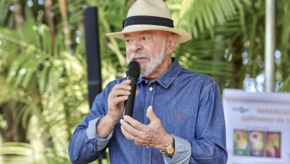 Lula vai a SP para tirar excesso de pele na cabeça e tratar tendinite