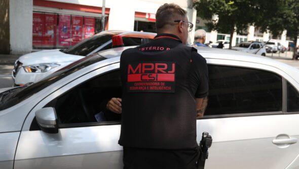 PMs do Rio são denunciados por desviar armas apreendidas em operações