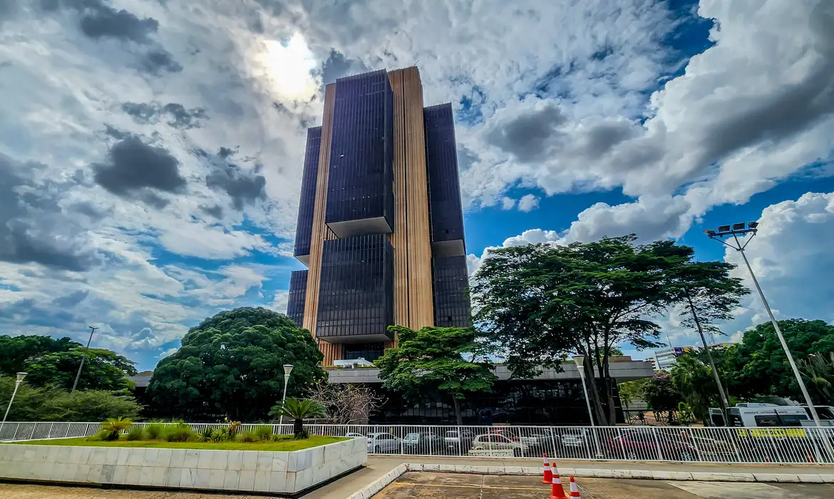 OAB Barro Preto - Juros pressionam a dívida mais que gastos públicos, dizem economistas