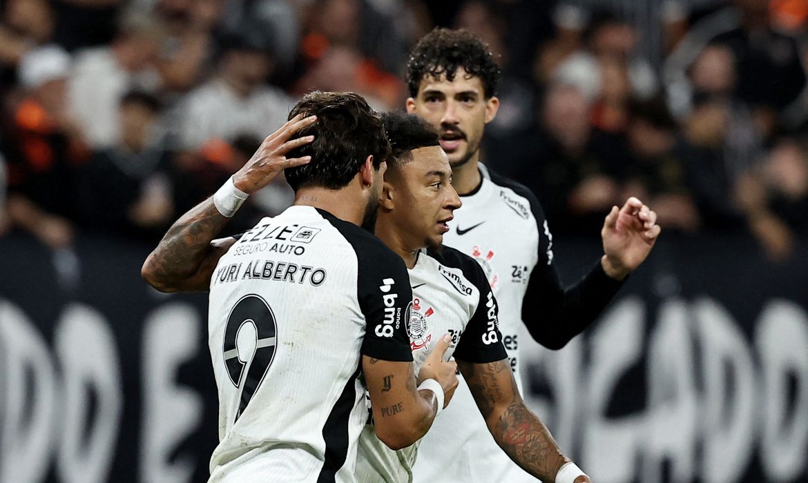 OAB Barro Preto - Corinthians derrota Peñarol para seguir 100% na Libertadores