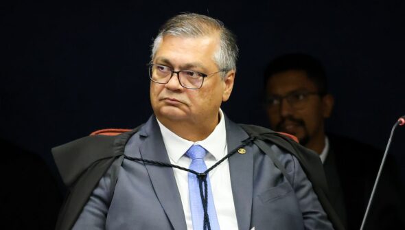 Dino dá 10 dias para governo mostrar plano de combate a incêndios