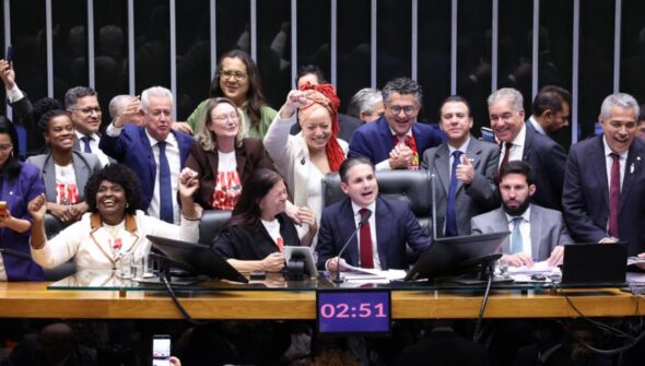 Câmara aprova, em dois turnos, PEC pelo fim da escala 6×1