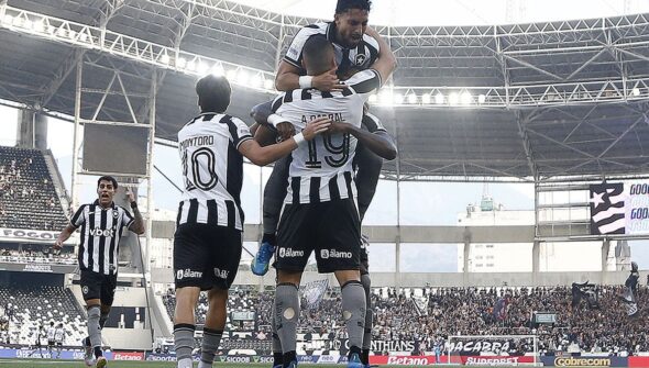 Botafogo vence Corinthians pelo Brasileirão com três de Arthur Cabral