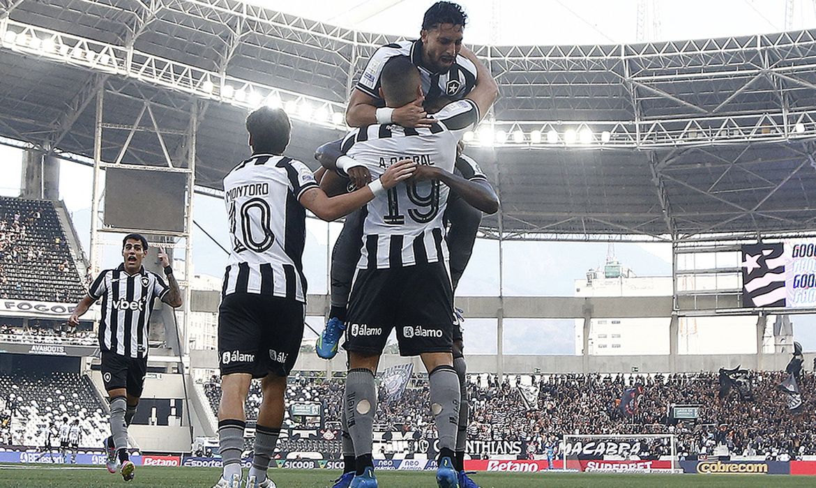 OAB Barro Preto - Botafogo vence Corinthians pelo Brasileirão com três de Arthur Cabral