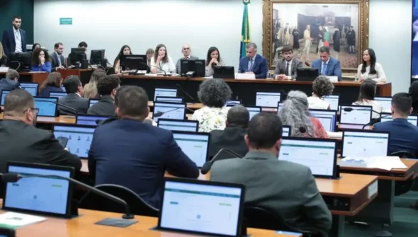 CCJ da Câmara adia análise de PEC sobre redução da maioridade penal