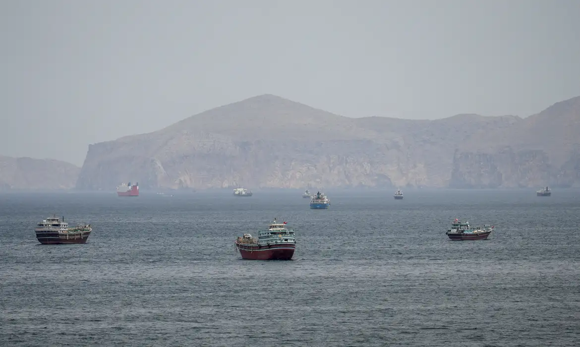 OAB Barro Preto - Mísseis atingem navio de guerra dos EUA que tentava entrar em Ormuz