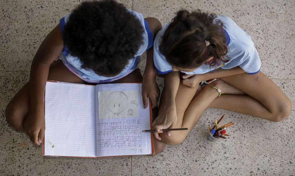 OAB Barro Preto - Metade dos estudantes não vê debate antirracista na escola, diz estudo