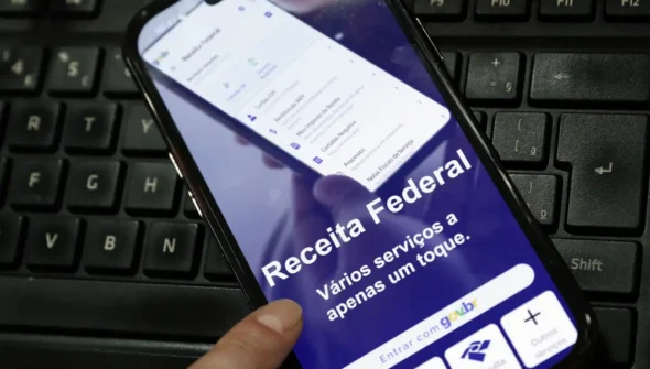 Receita paga nesta sexta maior lote de restituição do IR da história