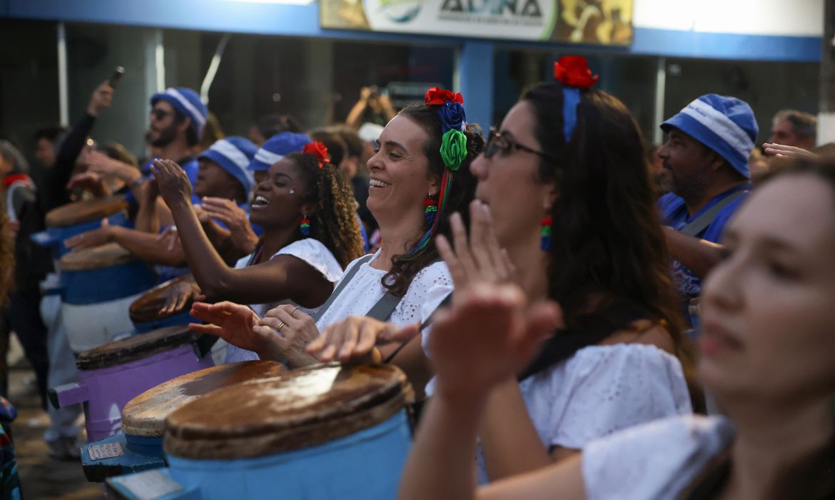 OAB Barro Preto - Cortejo de culturas tradicionais reúne três gerações da mesma família