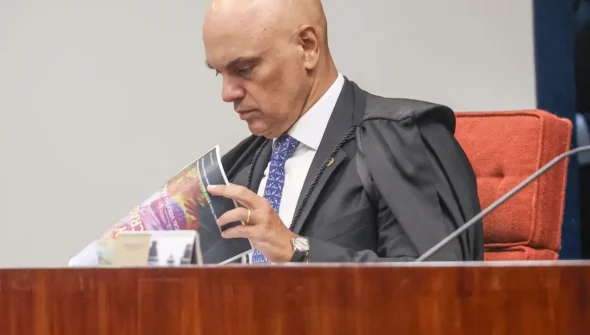 Moraes dá 24 horas para Bolsonaro explicar arma apreendida em blitz