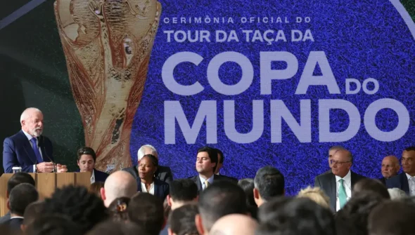 Lula sanciona lei da Copa do Mundo Feminina e reconhece pioneiras