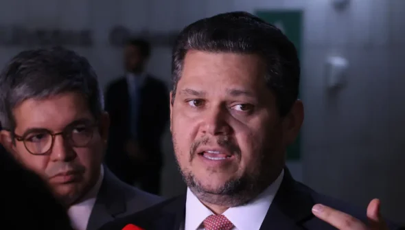 Alcolumbre mantém PEC 6×1 travada em semana esvaziada no Senado
