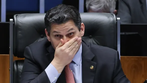 Alcolumbre mantém silêncio sobre 6×1 e oposição tenta preservar escala