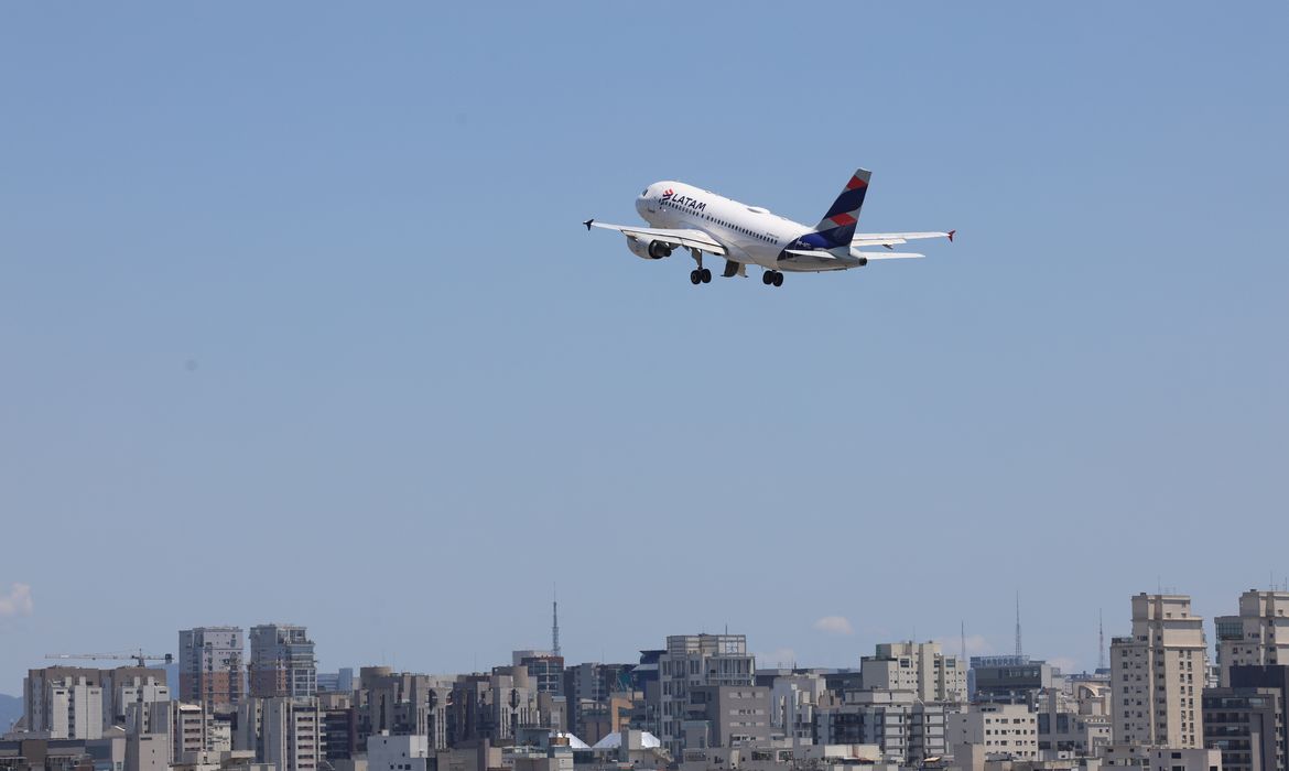 OAB Barro Preto - Petrobras reduz preço do querosene de aviação em 14,2%