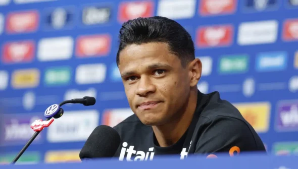 Aposta de Ancelotti, Douglas Santos explica apoio tático a Vini Jr.