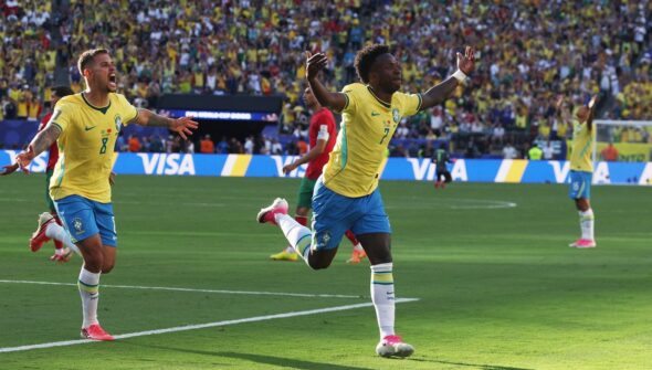 Raphinha, Vini Jr. e Douglas Santos se destacam nos números da estreia