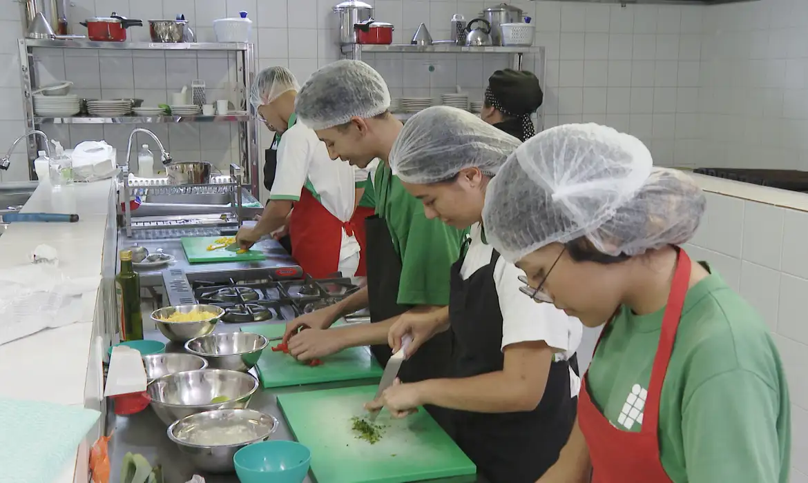 OAB Barro Preto - Desemprego até maio cai para 5,6%, o menor já registrado no período