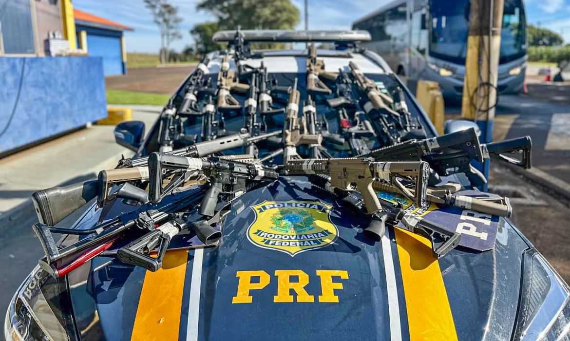 OAB Barro Preto - PRF apreende 26 fuzis durante abordagem a caminhão no Paraná