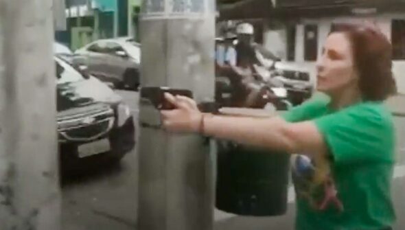 Justiça manda prender jornalista perseguido por Carla Zambelli