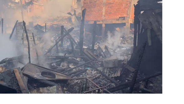 Incêndio destrói moradias na comunidade de Paraisópolis em São Paulo