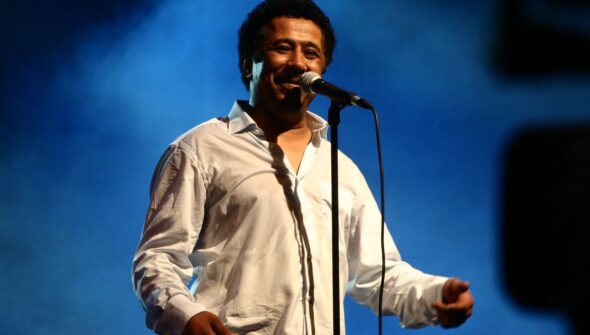 Programa Música do Mundo celebra carreira artística do argelino Khaled