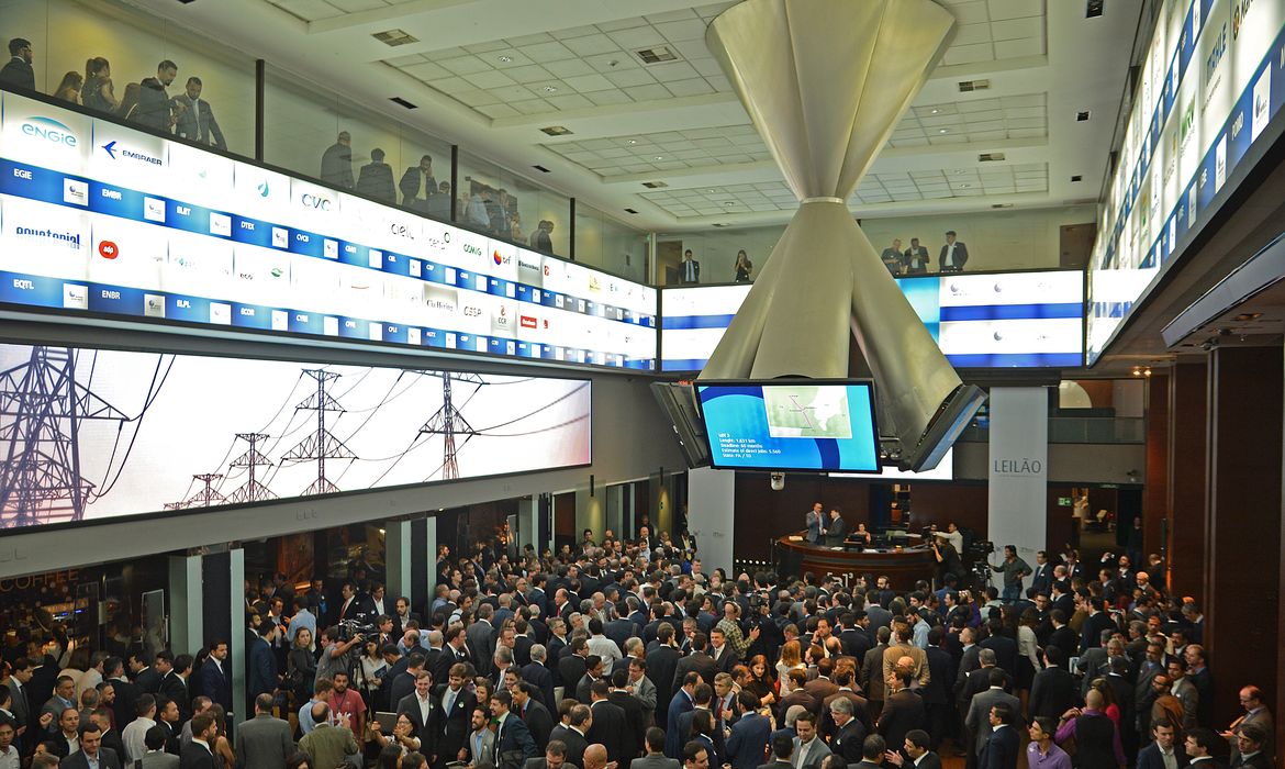 OAB Barro Preto - Ibovespa volta aos 174 mil pontos com aposta na Selic, e dólar cai