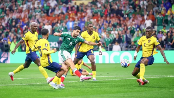 México bate Equador e avança às oitavas de final da Copa