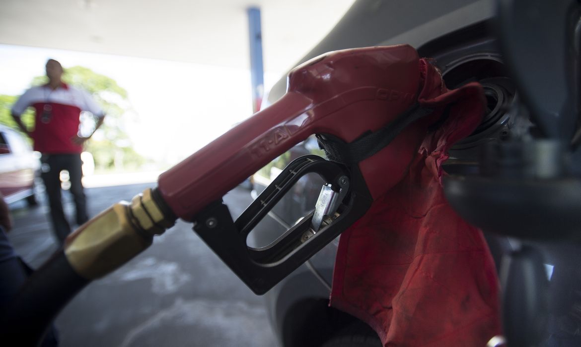 OAB Barro Preto - Com nova alta mundial do petróleo, governo mantém desconto na gasolina