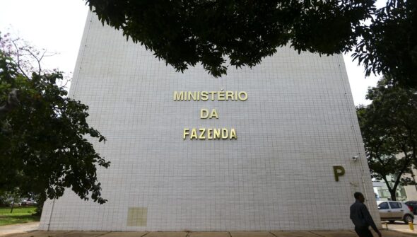 Projeção oficial de inflação sobe para 5,1%, com estouro da meta