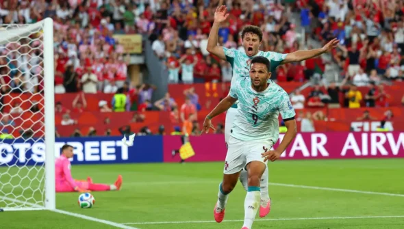 Portugal vira sobre Croácia e vai às oitavas com gols de CR7 e Ramos